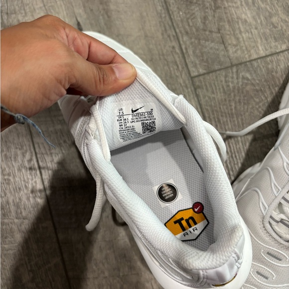 Nike All-White Air Max Plus - Picture 4 of 4